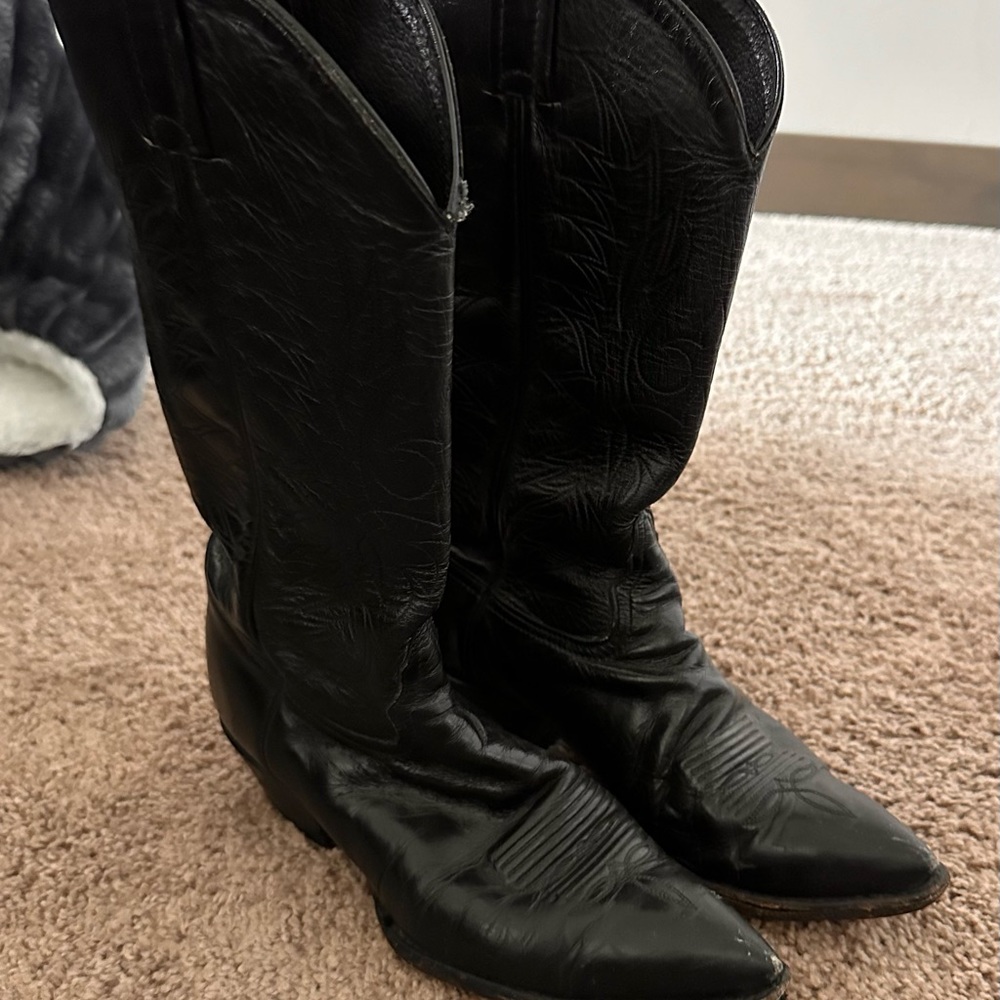 Black cowgirl boots
